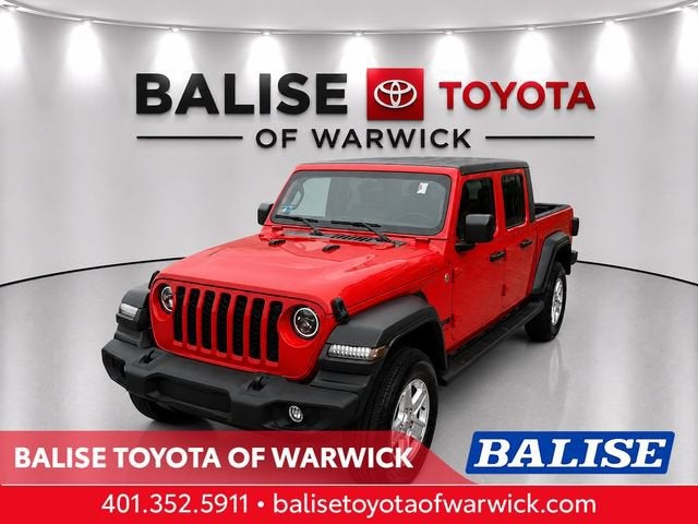 2020 Jeep Gladiator Sport in Firecracker Red Clearcoat — front three-quarter view